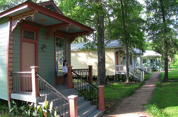 10 Charming Lakeside Cottages For Summer