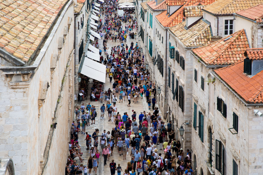 Venice italy crowds on a bridge.