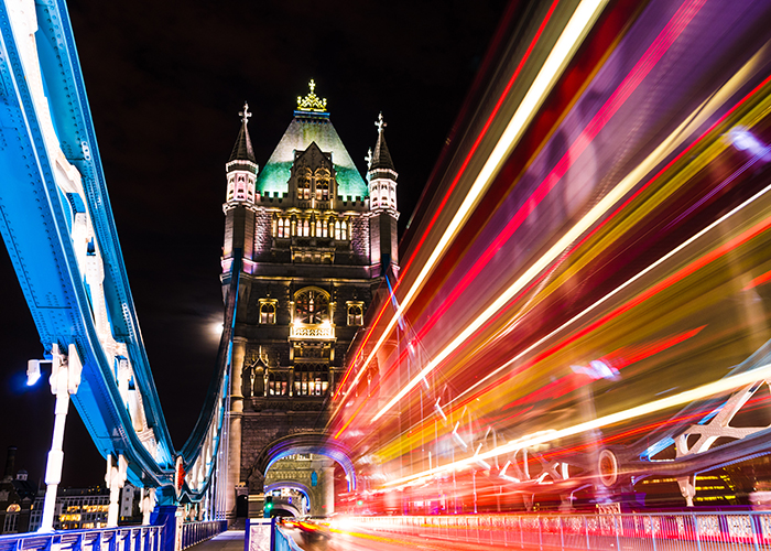 london tower bridge om natten