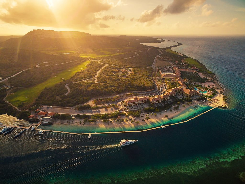 Luftaufnahme des Resorts auf der Insel curacao