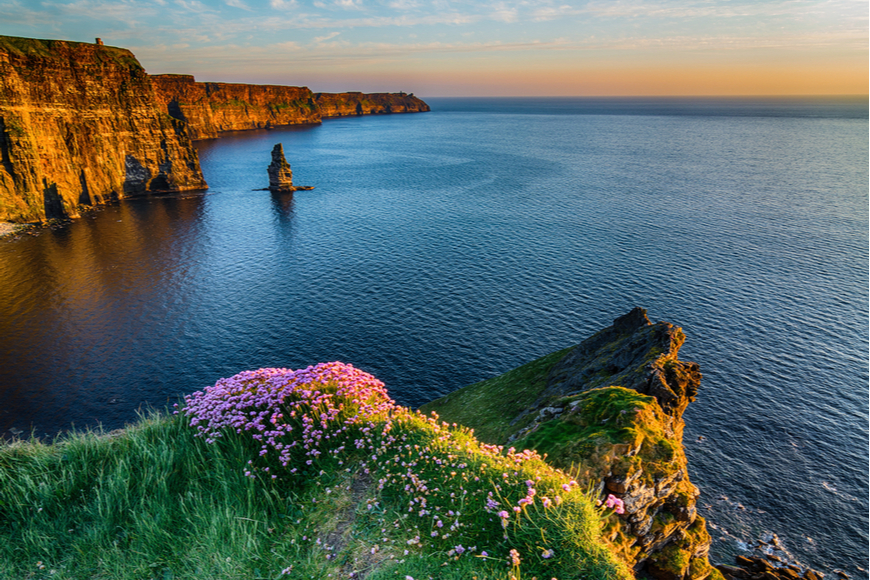 cliffs of moher ireland sunset.は、アイルランドで最も有名な夕日の名所です。