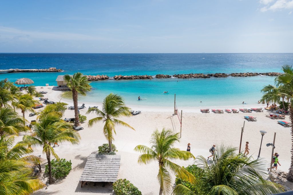 Beeld van strand bij duikresort