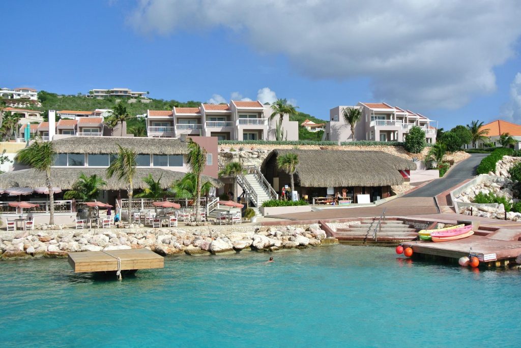 vista de condominios en una playa desde el agua