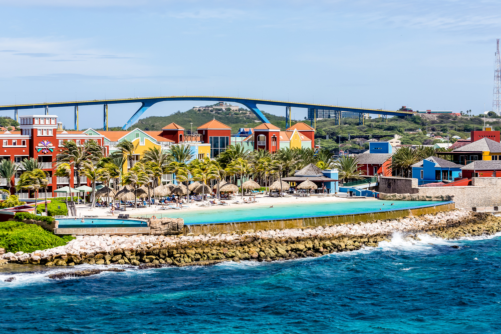 Beeld van populair hotel op curacao met zwembad