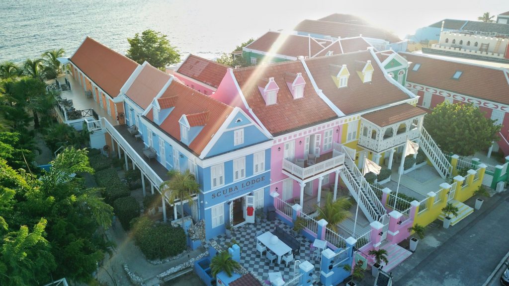 een luchtfoto van een kleurrijk hotel op caribisch eiland