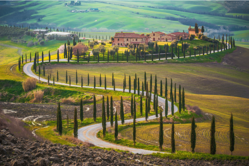 camino sinuoso toscana italia.