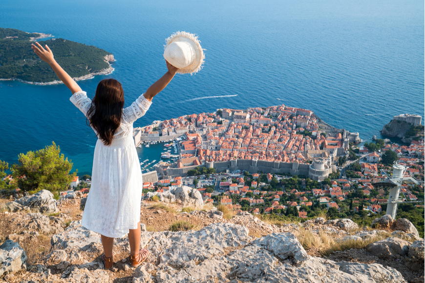 Vrouw staand boven Dubrovnik.