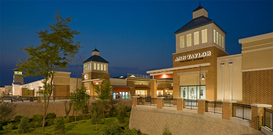 philadelphia premium outlets en la noche.