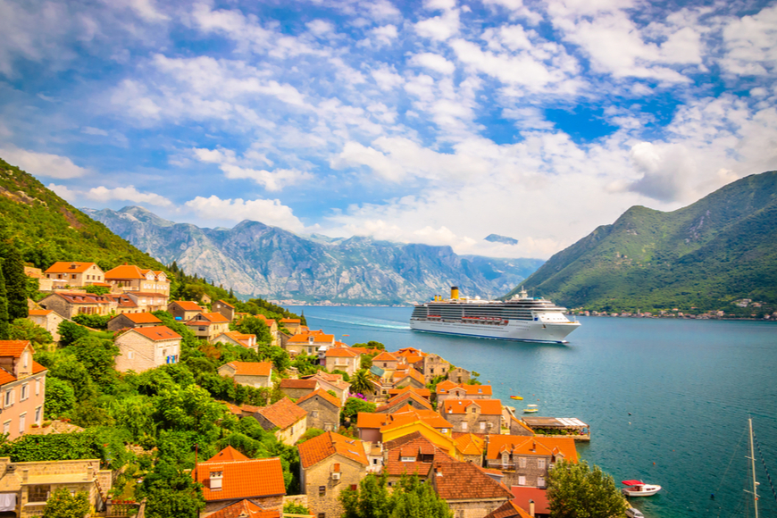 Kreuzfahrtschiff im Mittelmeer.