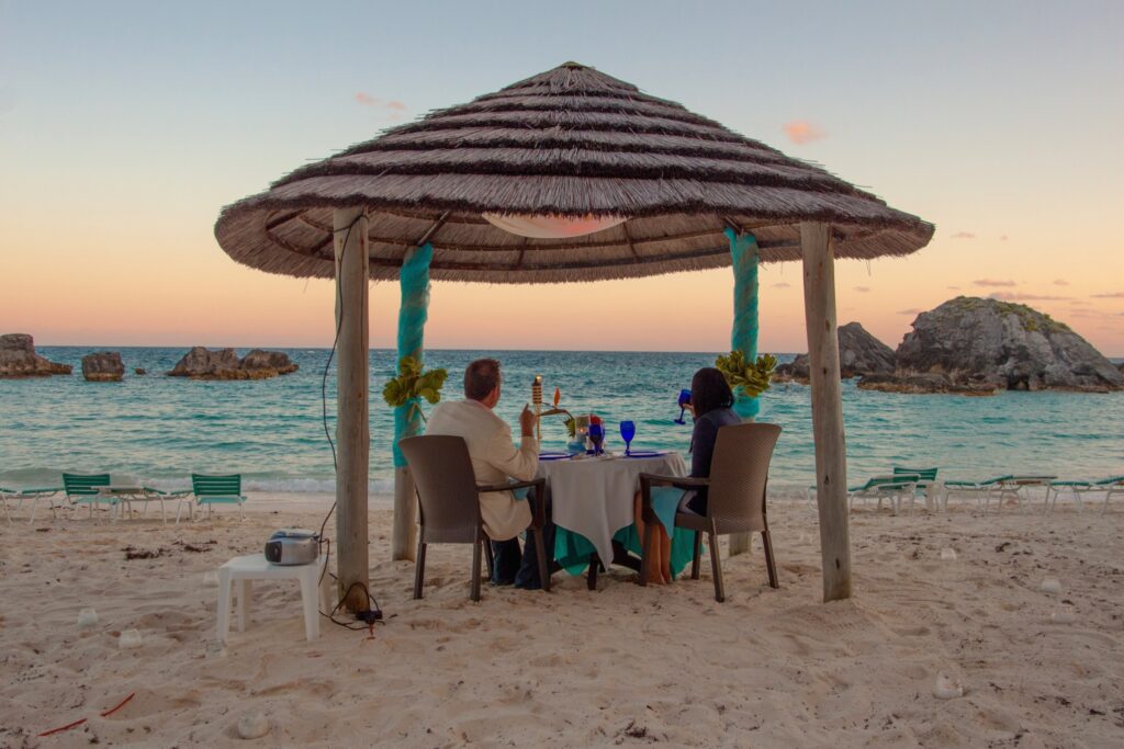 couple na praia nas bermudas a jantar