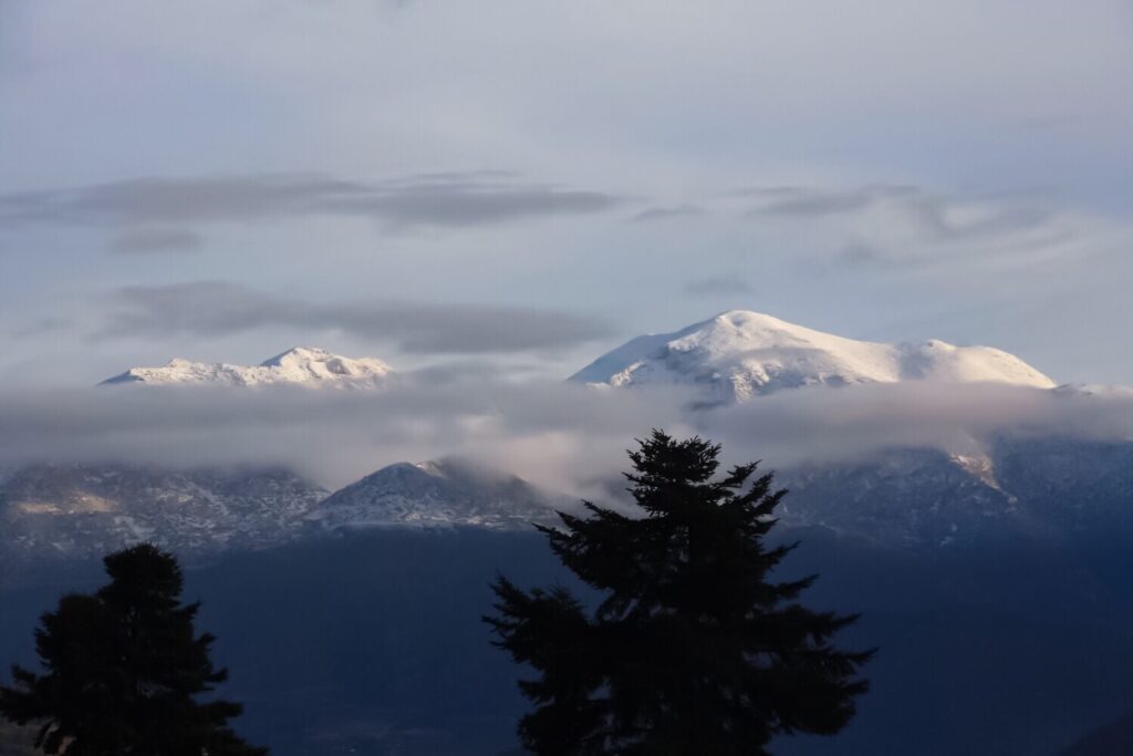 Sneeuwbedekte bergen in griekenland