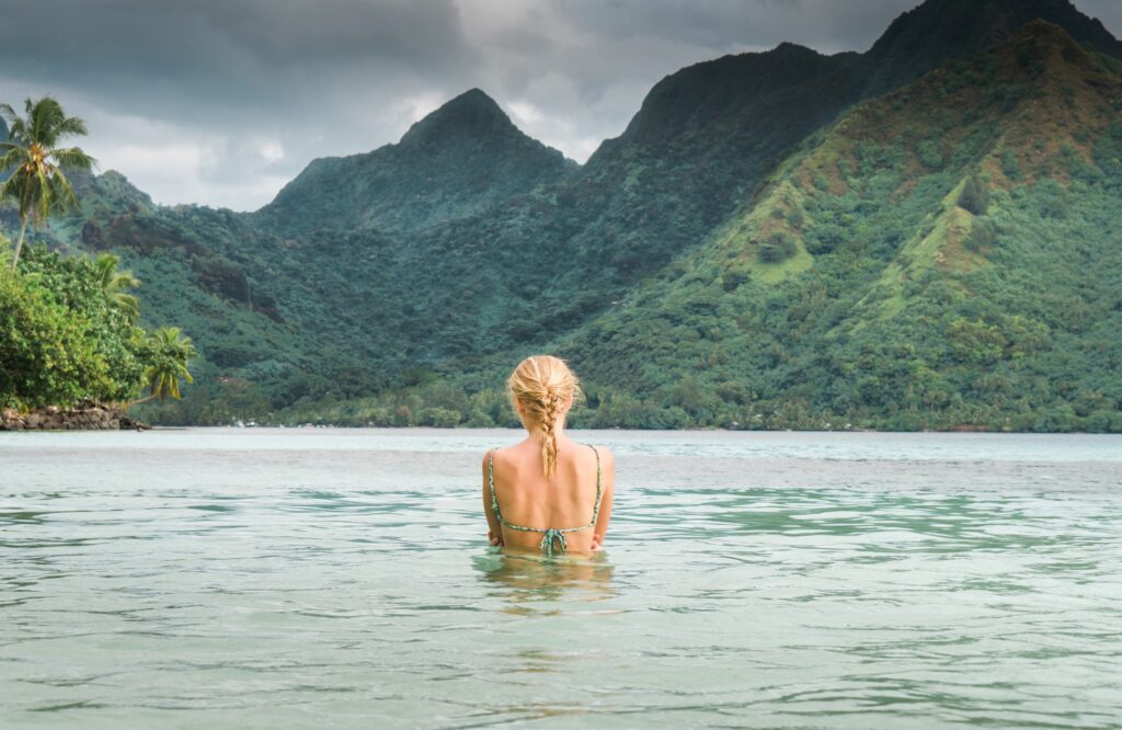 femme dans l'océan à tahiti