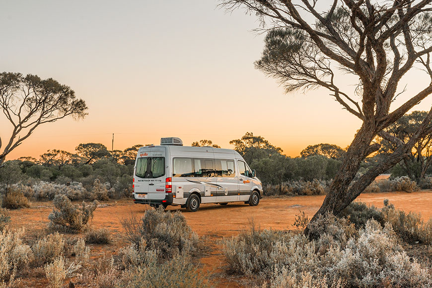 campervan az ausztrál bozótosban.