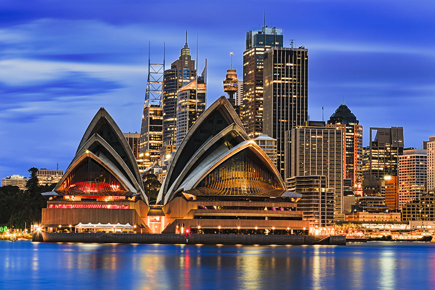 sydneyská opera a panorama města.