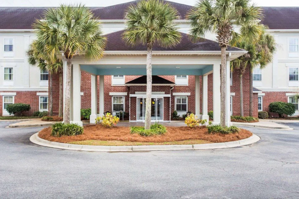 Front entrance of the Comfort Inn & Suites Patriots Point in Charleston, SC