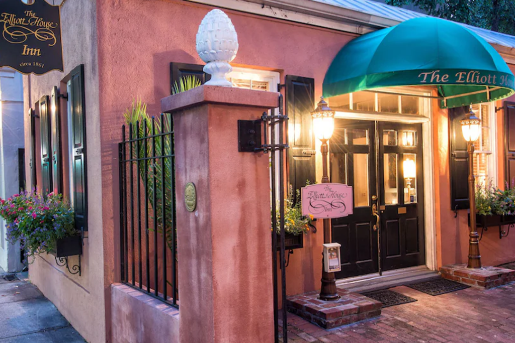 The front entrance to the Elliott House Inn located in Charleston, SC