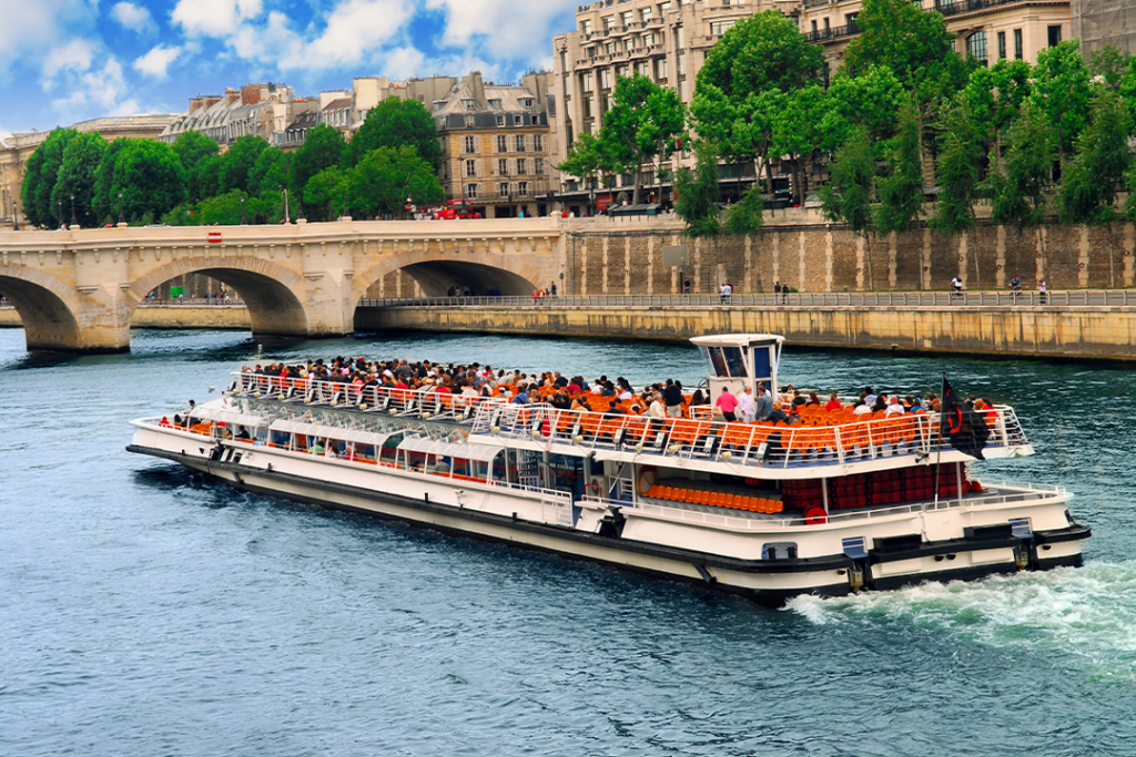 Boat tour on Seine